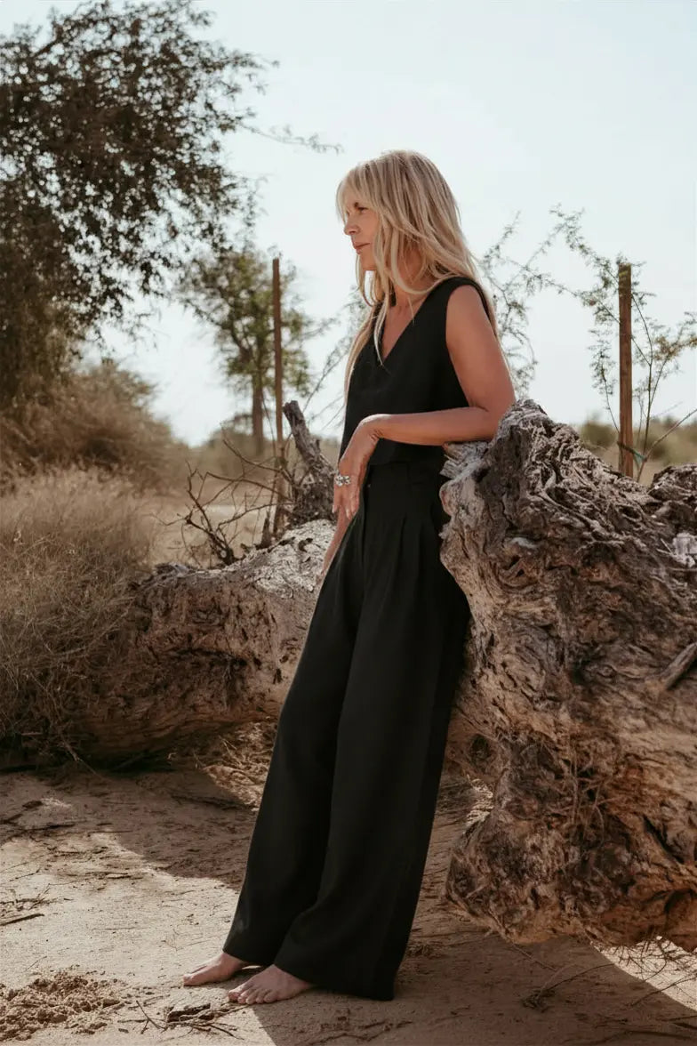 Amelia Italian Linen Co-ord Set in black – pleated wide-leg pants and V-neck sleeveless crop top, handmade in Dubai. Sustainably U