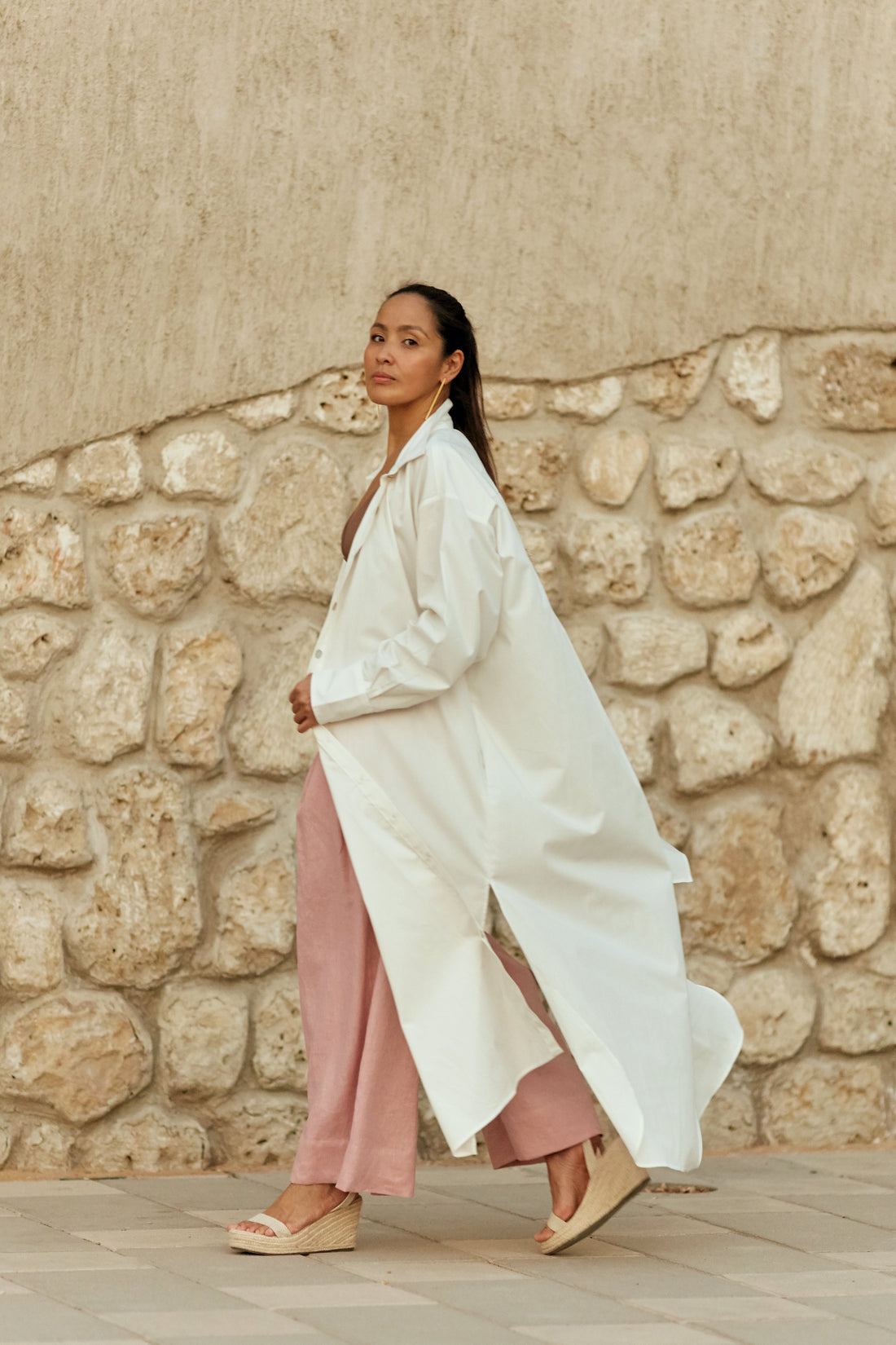 A long shirt made4 in organic cotton that is true to our minimalistic design and lightweight for a day at the beach or dress it up with a belt. Dubai. Sustainable Fashion.