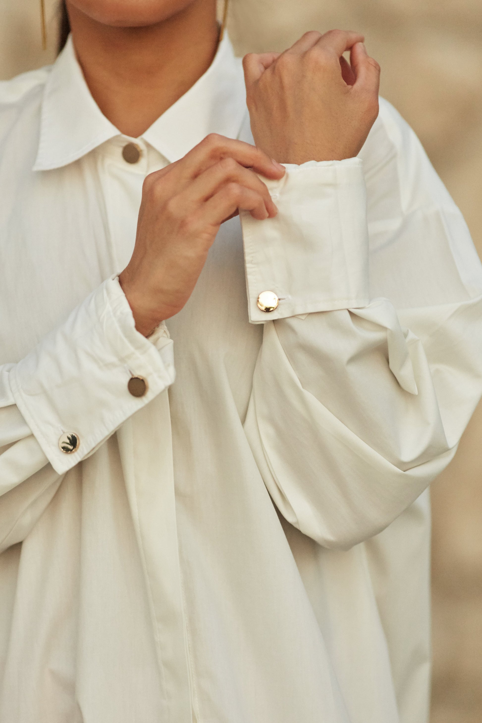 A long shirt made4 in organic cotton that is true to our minimalistic design and lightweight for a day at the beach or dress it up with a belt. Dubai. Sustainable Fashion.