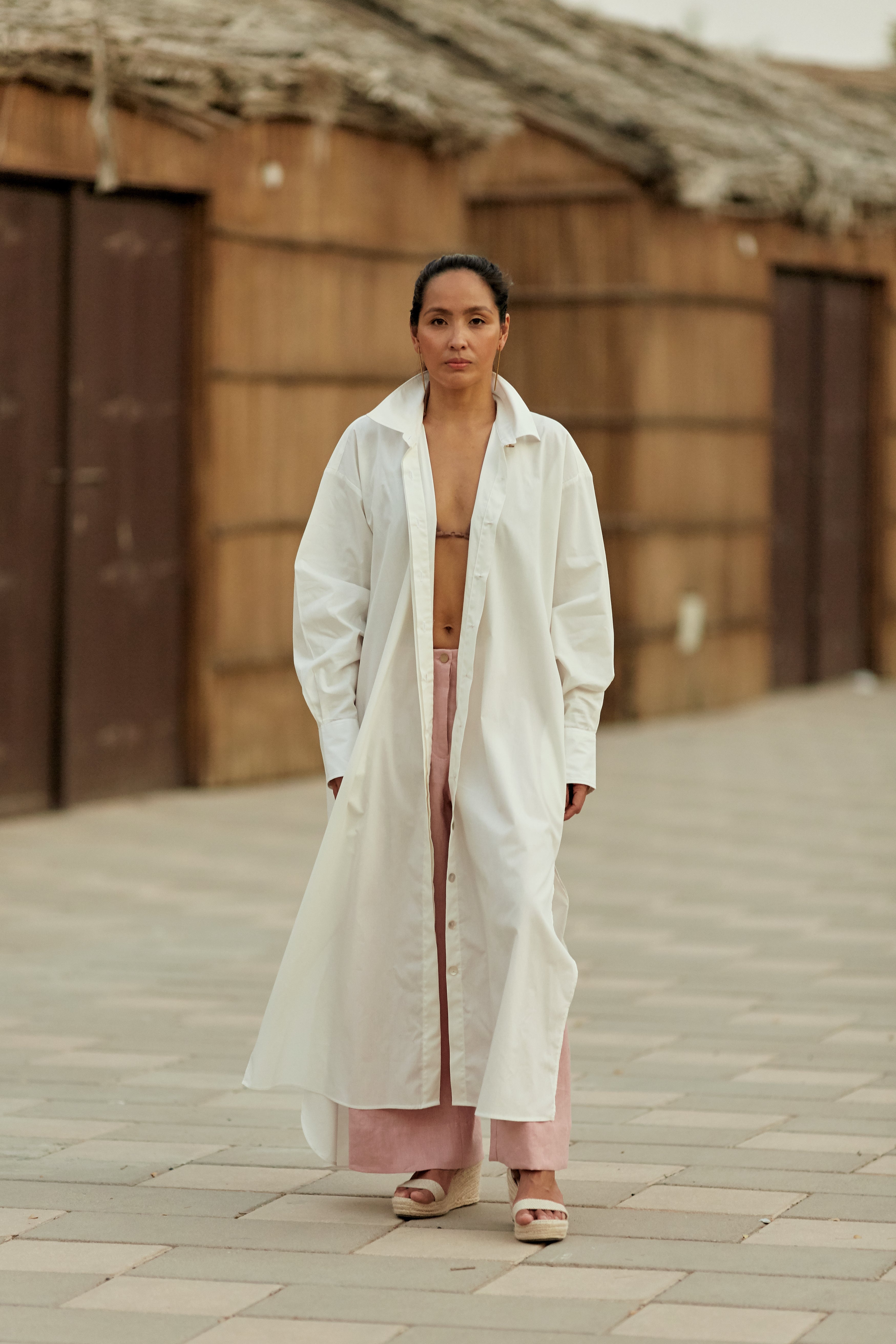 A long shirt made4 in organic cotton that is true to our minimalistic design and lightweight for a day at the beach or dress it up with a belt. Dubai. Sustainable Fashion.