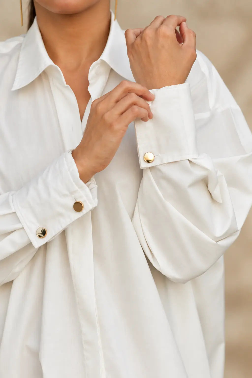 A long shirt made in organic cotton that is true to our minimalistic design and lightweight for a day at the beach or dress it up with a belt. Dubai. Sustainable Fashion.