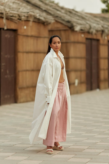 A long shirt made4 in organic cotton that is true to our minimalistic design and lightweight for a day at the beach or dress it up with a belt. Dubai. Sustainable Fashion.