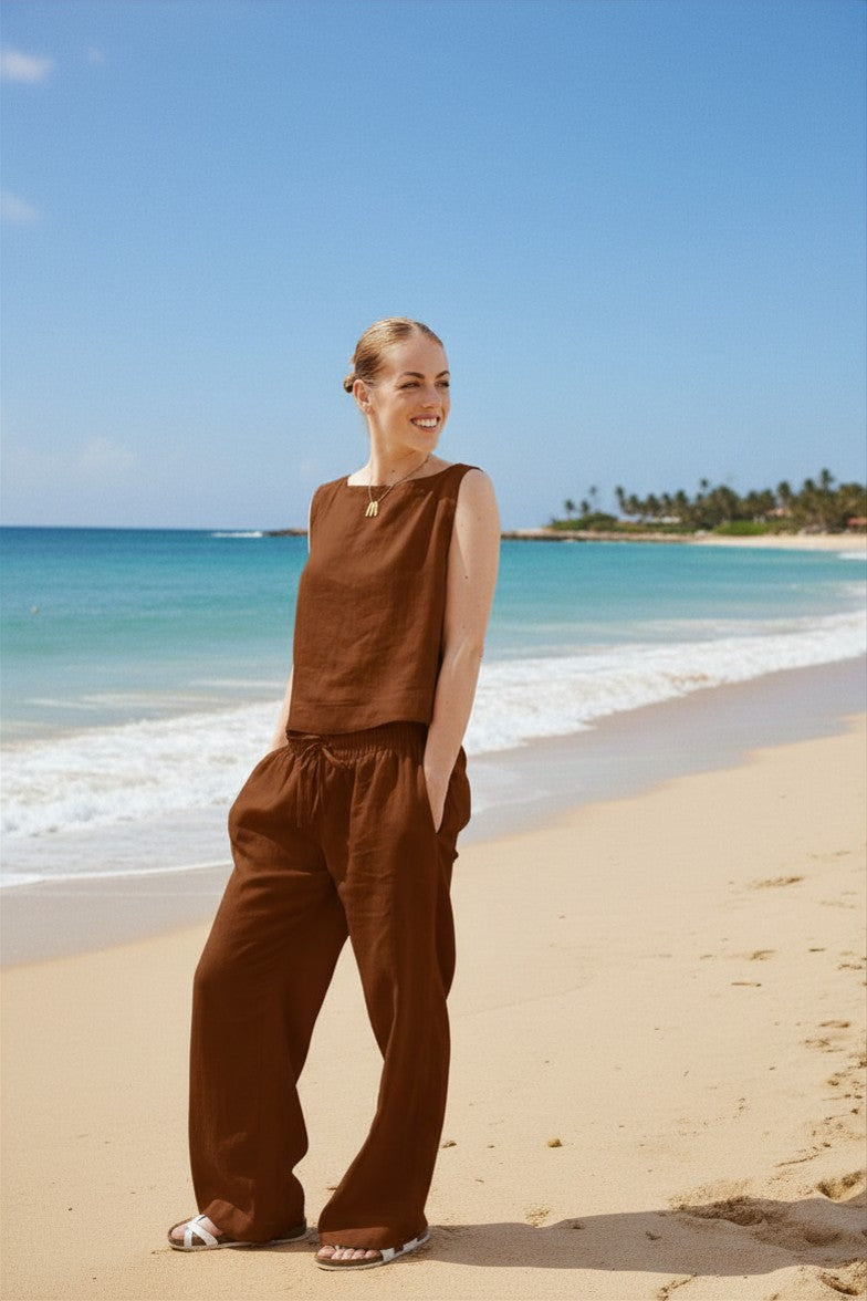 Dahlia Pants set is crafted from Italian linen and features an elasticated waist with drawstrings. Brown color. Sustainably U