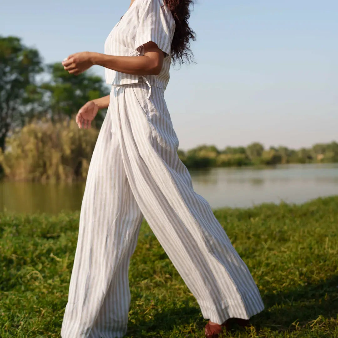Crafted from Organic Linen Lea 84, this high waist pleated pants is effortless elegance,