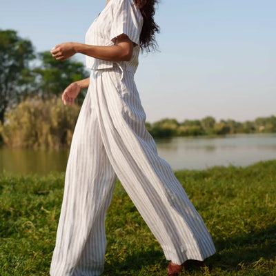 Crafted from Organic Linen Lea 84, this high waist pleated pants is effortless elegance,