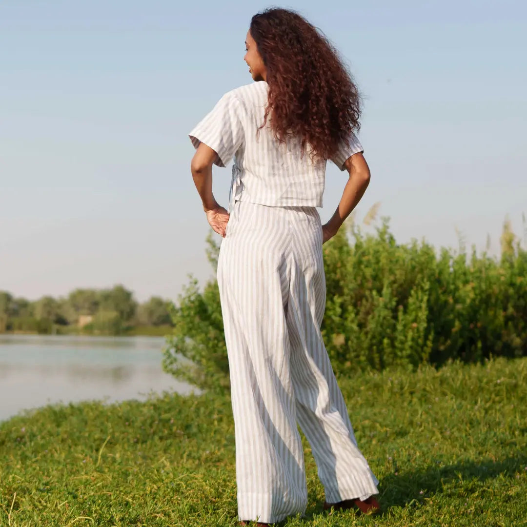 Crafted from Organic Linen Lea 84, this high waist pleated pants is effortless elegance,