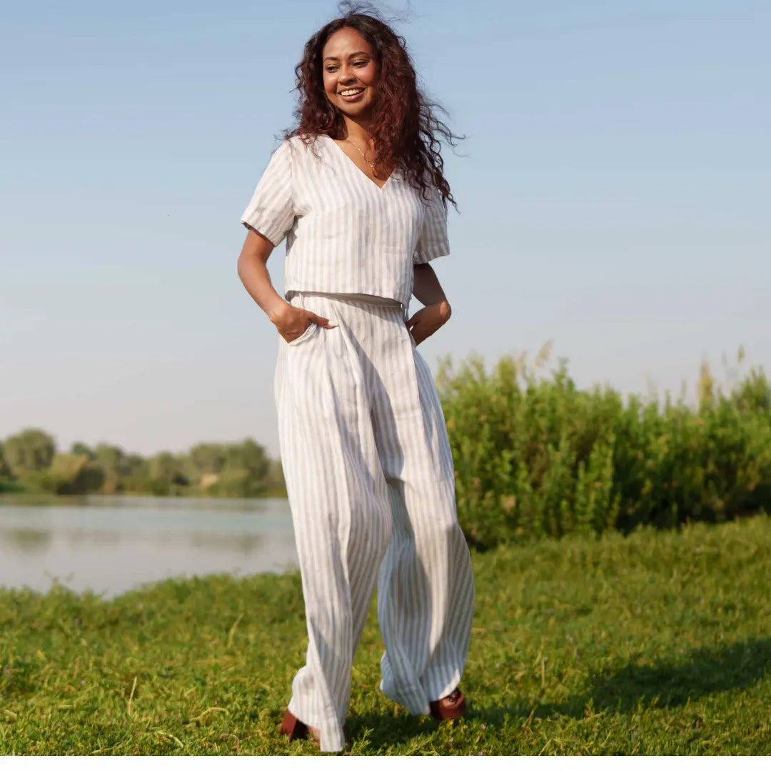 Crafted from Organic Linen Lea 84, this high waist pleated pants is effortless elegance,