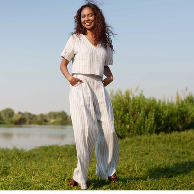 Crafted from Organic Linen Lea 84, this high waist pleated pants is effortless elegance,